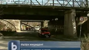 Камион се вряза в мост в Костенец
