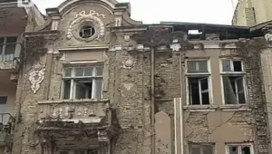 Опасна сграда в центъра на Попово, хората в страх от срутване