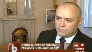 Художник на битки* - със скалпел в едната ръка и фотоапарат в другата 