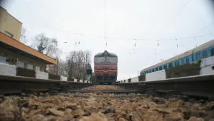 Влак удари кола край Перник, двама пострадаха