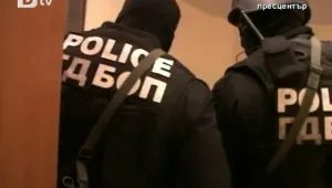 Собственик на еротични барове и петима охранители задържани за сводничество 