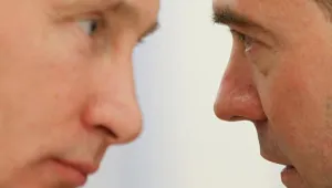 Популярността на Путин и Медведев се топи