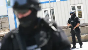 Домашно куче пази 10 кг амфетамини под колибата си