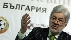Михов или Домусчиев? На чия страна сте в конфликта между двамата?