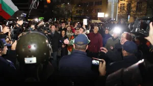 Над 200 недоволни от ситуацията в страната замериха с домати НС