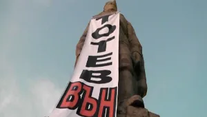 Паметникът на Альоша в Пловдив осъмна с транспарант 