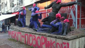 Боядисването на паметници – безвкусица или политически протест