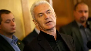 Арогантният Сидеров закачал жена в самолета, наричал я „лъжкиня”