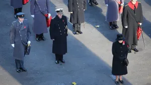 Британската кралица почете на церемония загиналите във войни