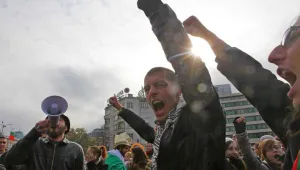 Протестът блокира движението пред парламента