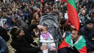 Протести от всички страни се съединяват пред Народното събрание