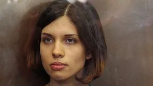 Надежда Толоконникова от Pussy Riot пристигна в трудов лагер в Сибир