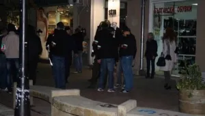 Младежи с черни якета и българския флаг на ръкава на „Пиротска”
