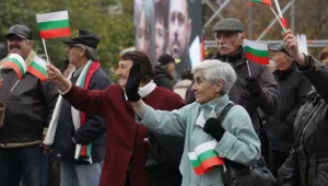 Наемането на цял влак за митинг - фасулска работа