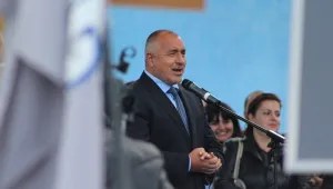 Борисов в „морето от знаменца”: БСП сама и митинг не може да направи