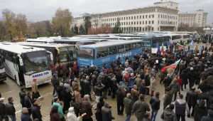 Автобуси и влакове, митинги - новите оръжия в политическата битка