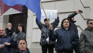 Битката между двата лагера поражда раздразнение към политическия елит