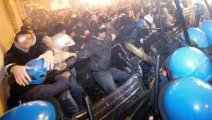 Полиция и демонстранти в схватки в центъра на Рим