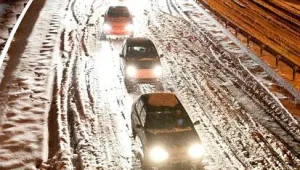 Стотици французи блокирани в автомобилите си от сняг