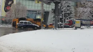 Обилният снеговалеж довя спрени полети и задръствания