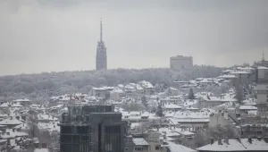 Снеговалежи и силен вятър в цялата страна