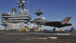 Американският изтребител F-35 извърши първото си кацане на самолетоносач
