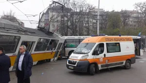 Автобусът, блъснал трамвай, едва не е прегазил пешеходци