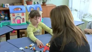 Дете с аутизъм се учи да общува благодарение на „Българската коледа”