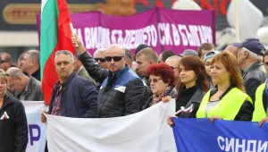 Властта капитулира, но полицията протестира (ОБЗОР)