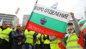 Власт и полицаи преговарят след мегапротеста