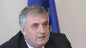 Ивайло Калфин за добавките, стрес тестовете, привилегиите на полицаите и Моника Маковей