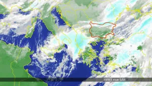 Проливни валежи в края на деня и през нощта