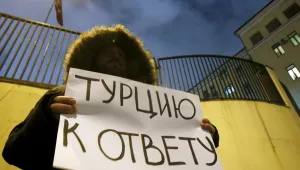 Цветя и свещи в Москва в памет на загиналите двама офицери 