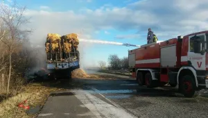 Камион с тонове слама се запали на магистрала 