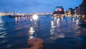 Част от Хамбург е под вода след мощна буря