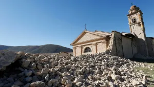 Пожарникари спасиха куче от руините след земетресението в Италия (ВИДЕО)