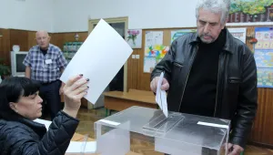 Влизаме с две бюлетини в тъмната стаичка