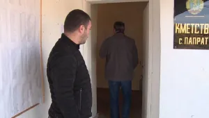 В джебелско село кметът стои на пост до урните