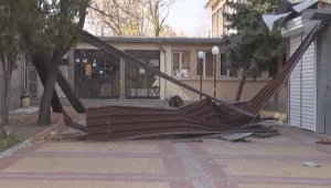 Силен вятър събори покрива на спортна зала в Димитровград