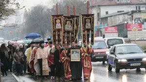 Десетки миряни се включиха в шествие с частица от мощите на Св. Мина