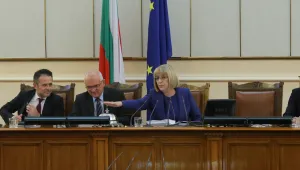 Цецка Цачева остава председател на парламента