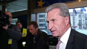 Критикуват Гюнтер Йотингер, че използвал частен самолет на руски консул