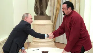 Стивън Сегал получи руския си паспорт лично от Путин 