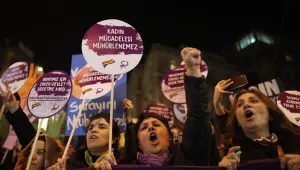Турската полиция би с палки протестиращи жени