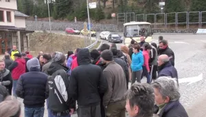 В защита на пожарната: Протестиращи блокираха главния път на Пампорово 