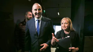 Цветан Цветанов гледа премиерата на филма на Елена Йончева, беше освиркан