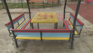 Вандали изрисуваха детска площадка в Русе със свастики