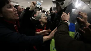 Протест в съда в Атина: Полицията използва сълзотворен газ и палки (ВИДЕО)