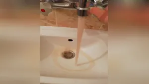 Червена вода от чешмата стресна жители на Чепеларе