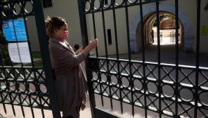Облекчаване на мерките в Гърция: Отварят фризьорските салони 